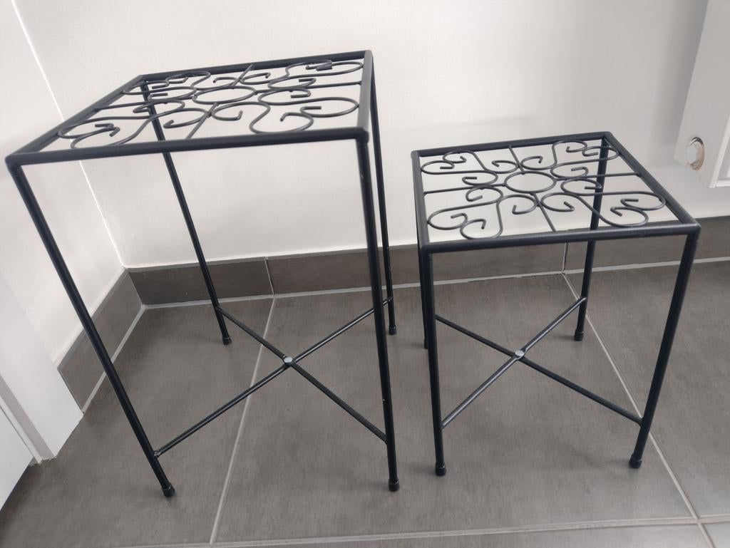 2 bijzettafeltjes of planttafeltjes, Ophalen