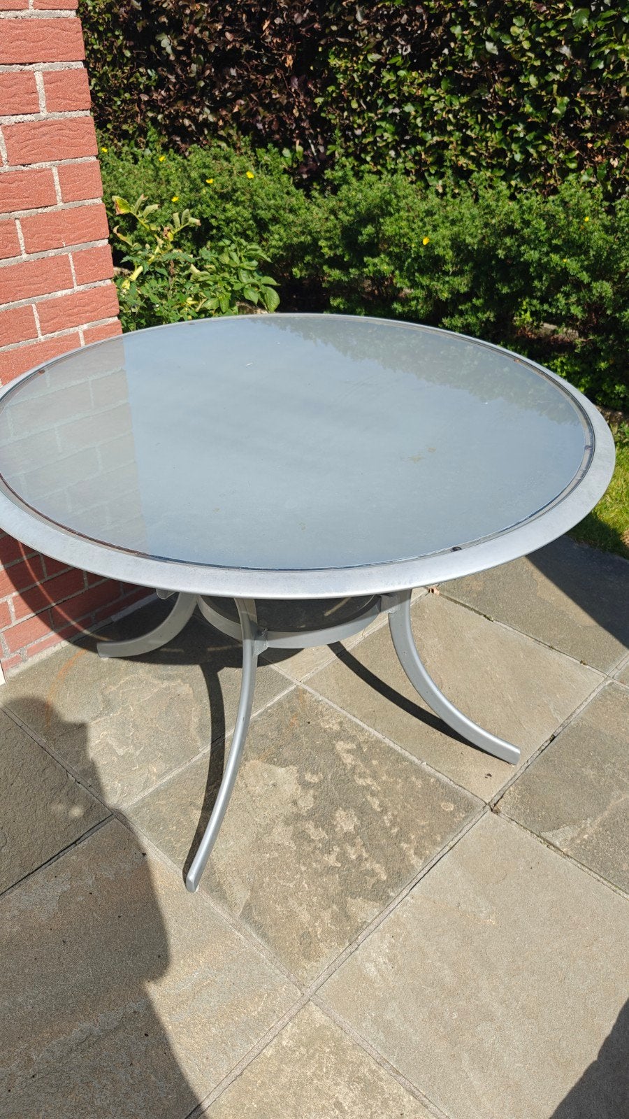 Tuintafeltje met glas, Enlèvement, Rond