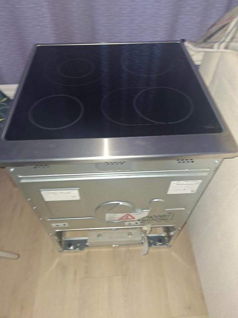 Cuisinière électrique, Electroménager, Neuf, 4 zones de cuisson, Enlèvement, À Poser