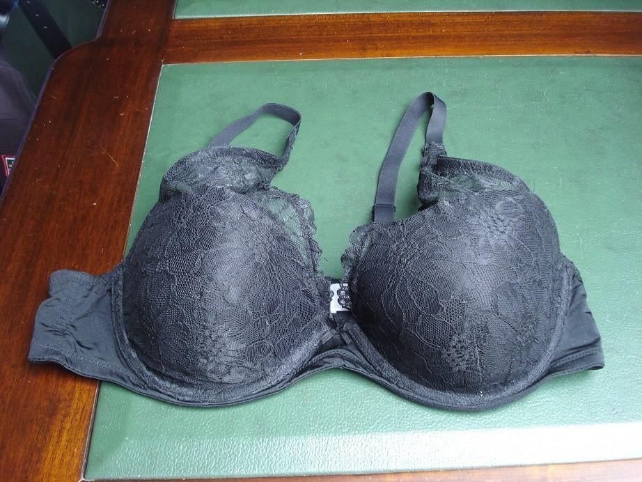 Nieuwe zwarte C&A beha, dames/meisjes. mt 85B, C&A, Ophalen of Verzenden, Zwart, BH
