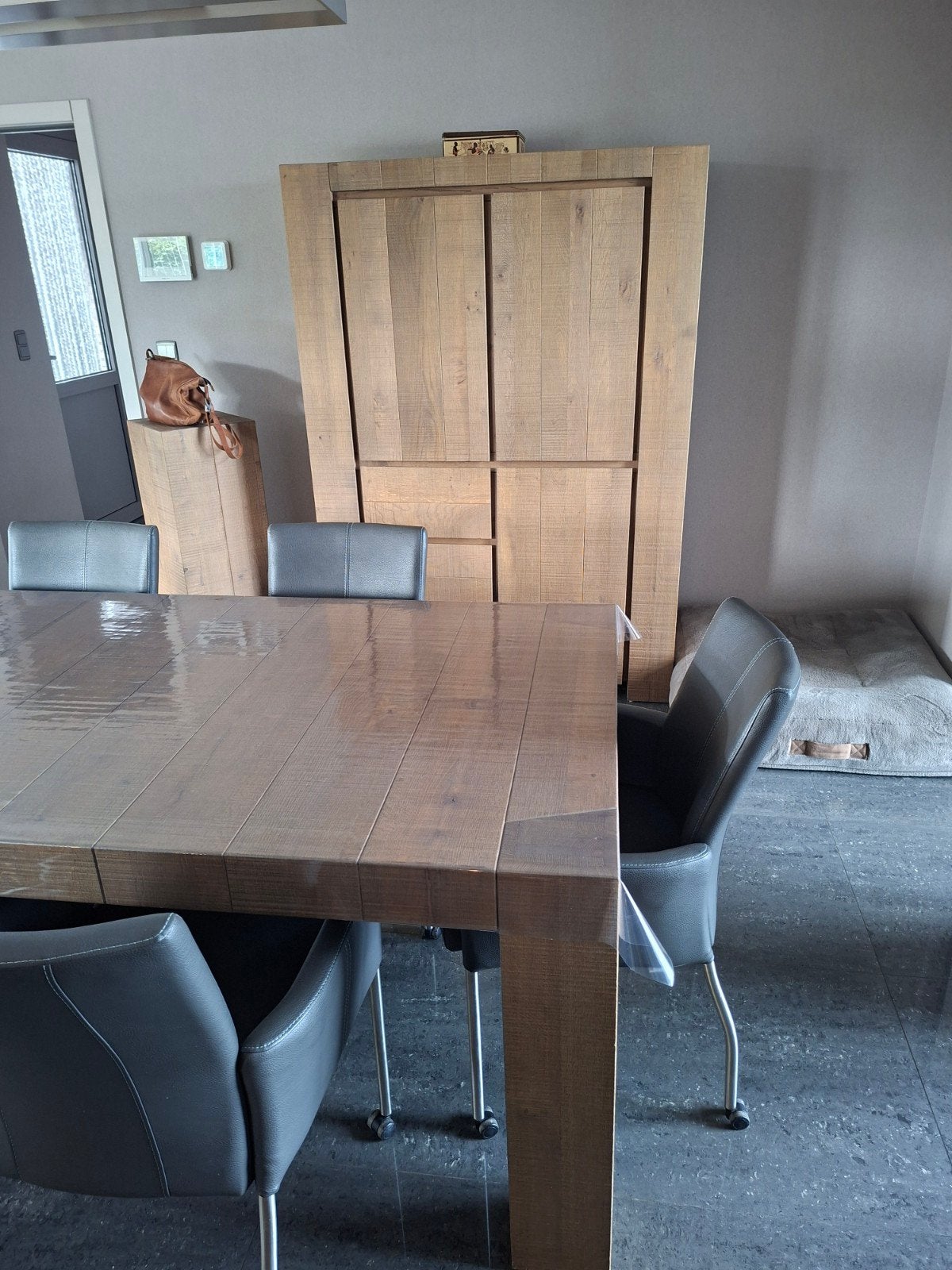 massief eiken kast 130cm, eettafel 220cm en sokkel 35cm, Huis en Inrichting, Ophalen, Zo goed als nieuw