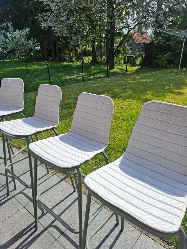 Tabourets de luxe, Enlèvement