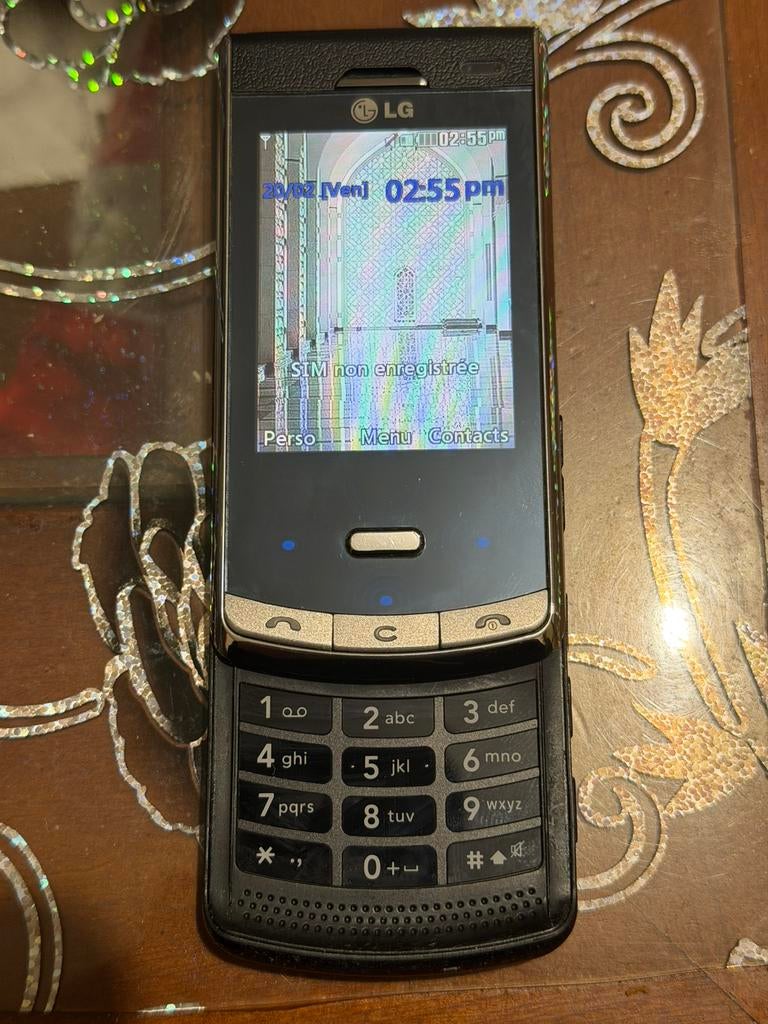 LG KF 750 NOIR BRILLANT CUIR CARBONE, Telecommunicatie, Mobiele telefoons | LG, Ophalen of Verzenden, Zo goed als nieuw, Zwart
