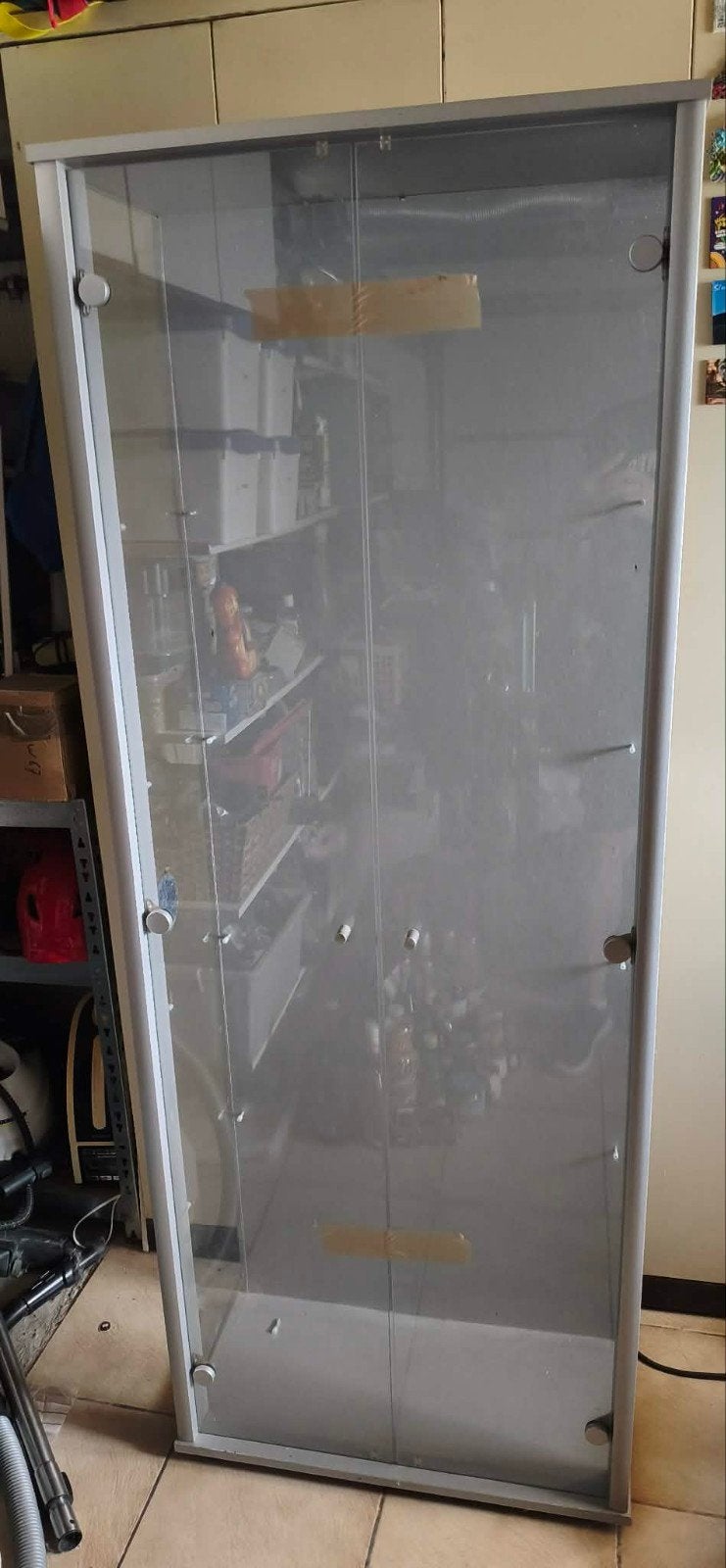 Te koop glazen kast, zijn ook nog 4 glazen plankjes bij, Huis en Inrichting, Ophalen