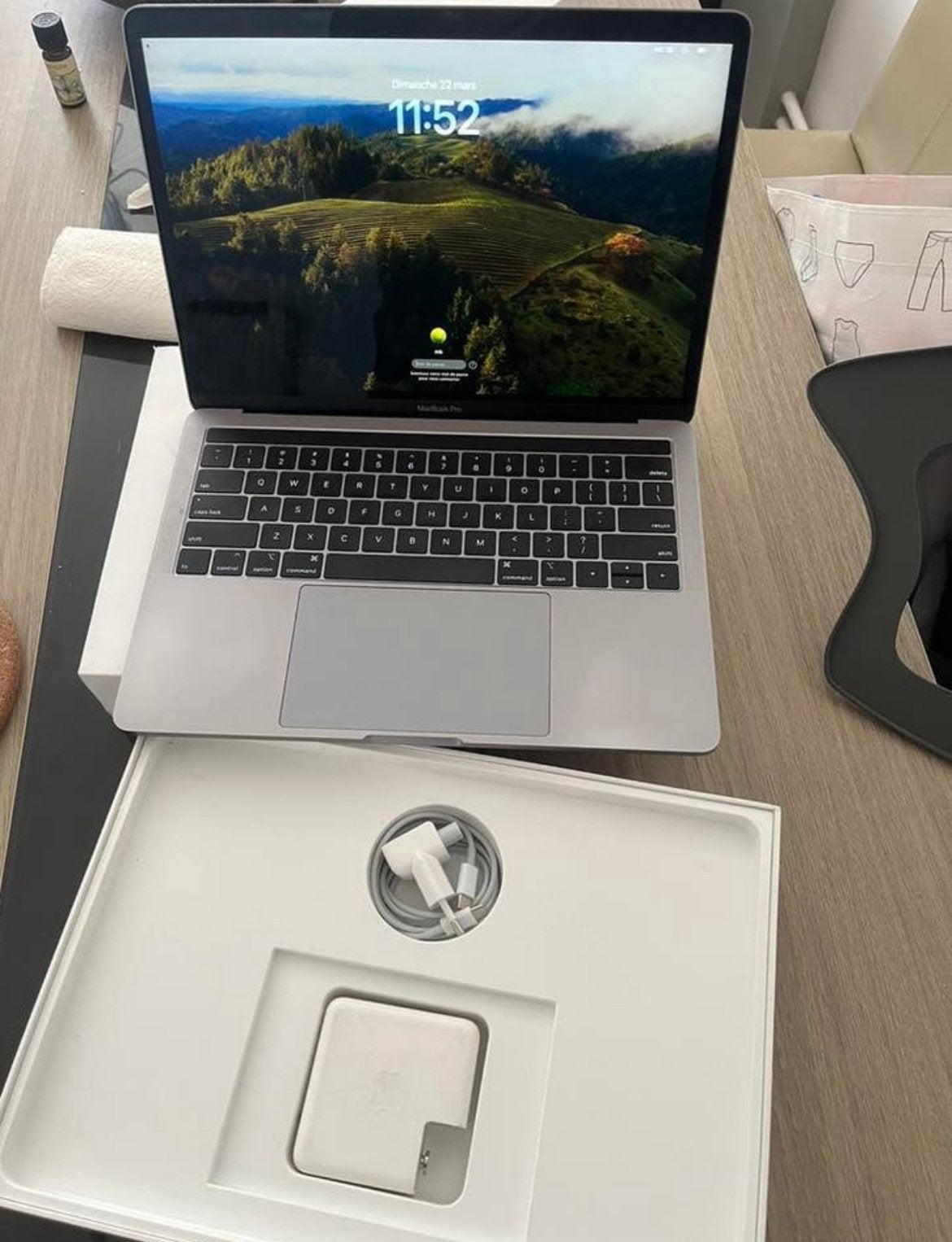MacBook Pro Touch bar 2019, 256 GB, 8 GB, 13 inch, Zo goed als nieuw