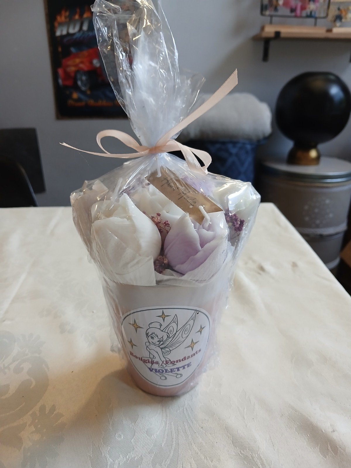 beau bouquet de fleurs en bougie, neuf, senteur lilas, Maison & Meubles, Enlèvement ou Envoi, Bougie