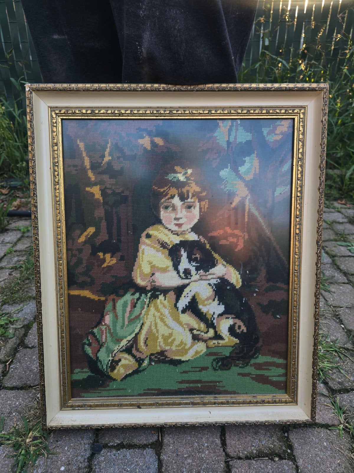 Vintage borduurwerk – kind met puppy in gouden lijst, Antiquités & Art, Enlèvement, Vintage, Sous verre, Impression