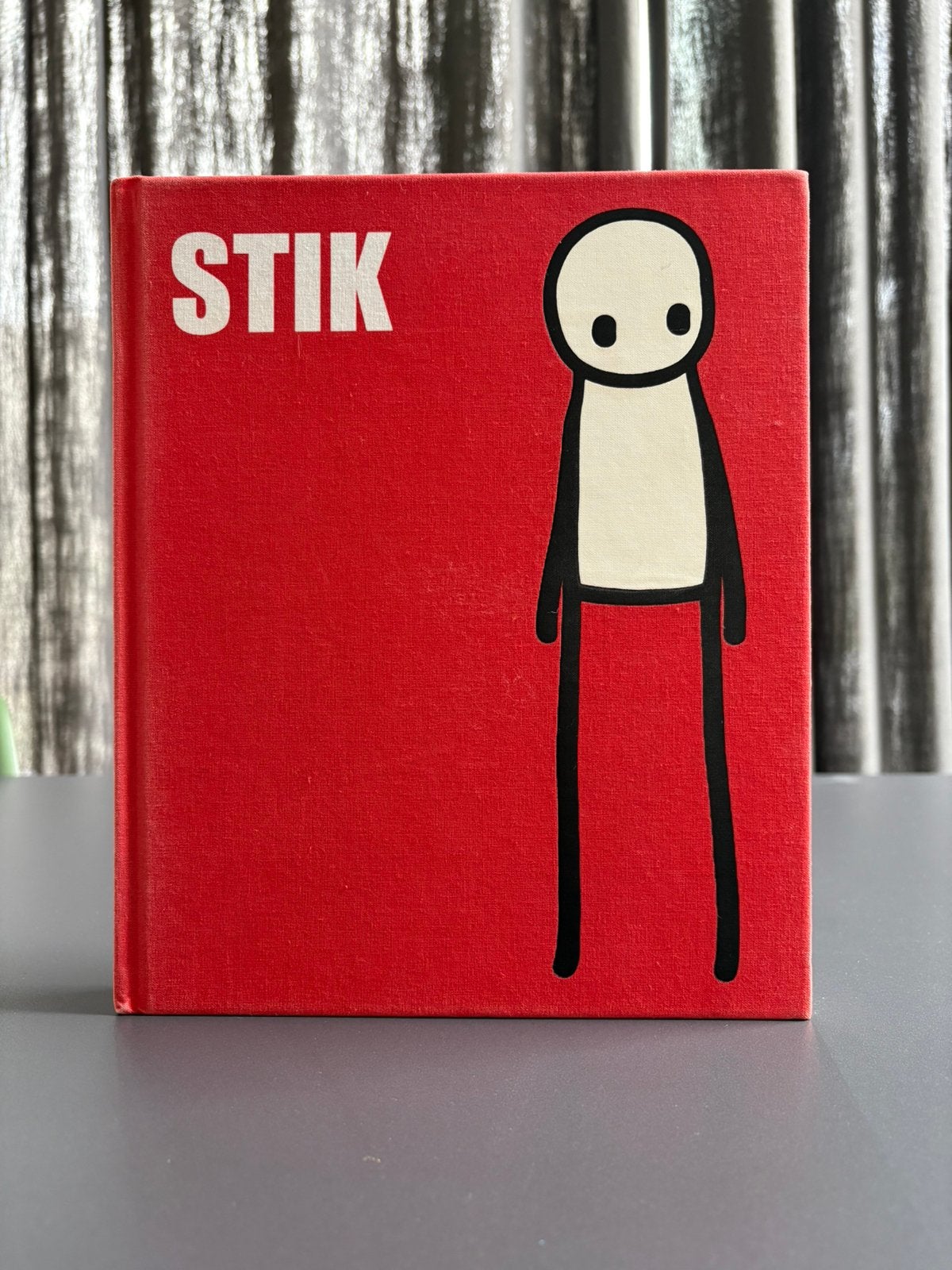 Stik art - UK boek (2015) met gesigneerde poster, Collections, Posters & Affiches, Enlèvement ou Envoi, Comme neuf