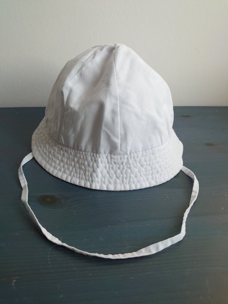 Wit katoenen baby zonnehoedje met striklint | maat 48, Kinderen en Baby's, Babykleding | Petten en Hoeden, Zo goed als nieuw, Hoed
