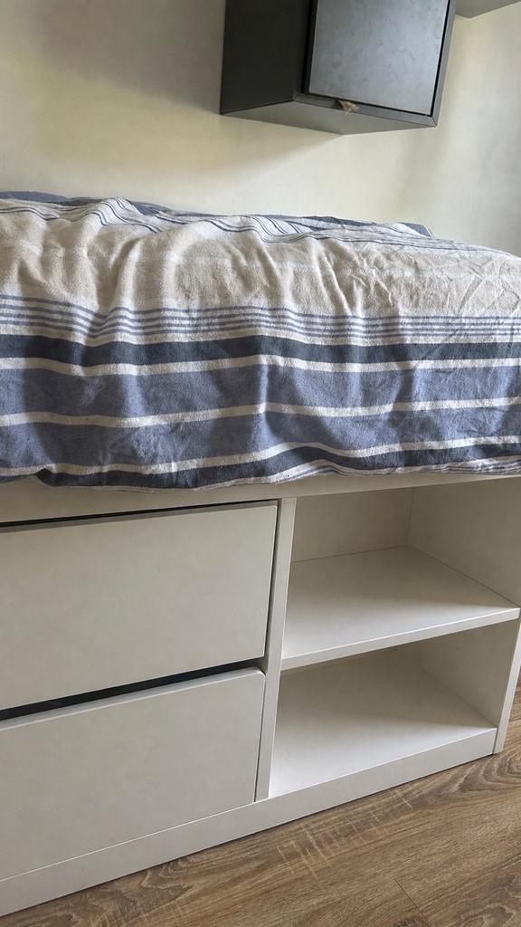 Lit simple blanc Ikea en parfait etat avec matelas et sommie, Enlèvement, Comme neuf, Blanc