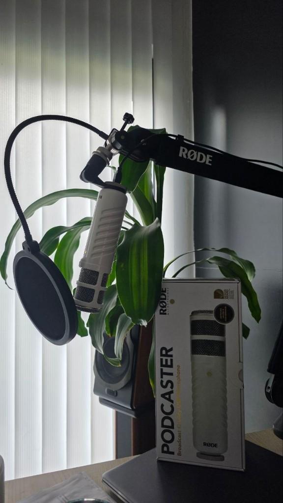 RØDE Podcaster USB Microphone + PSA1 Studio Arm + Pop Filter, Muziek en Instrumenten, Microfoons, Zo goed als nieuw, Studiomicrofoon
