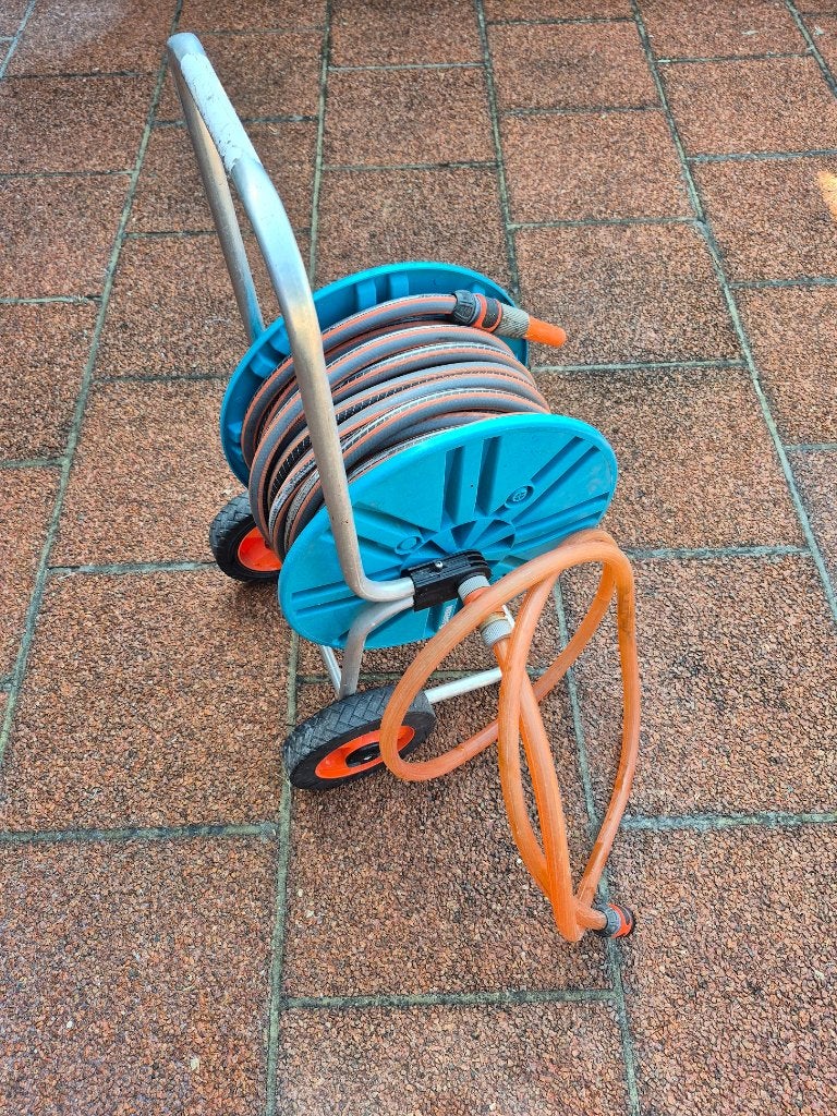 Enrouleur Gardena + tuyaux + raccords, Jardin & Terrasse, Tuyaux d'arrosage, Enlèvement, Comme neuf, Dévidoir