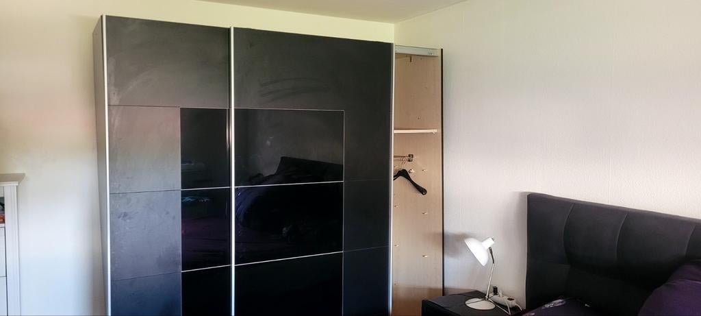 Schuifdeurkast-zwart, Avec tablette(s), 150 à 200 cm, Comme neuf, Enlèvement