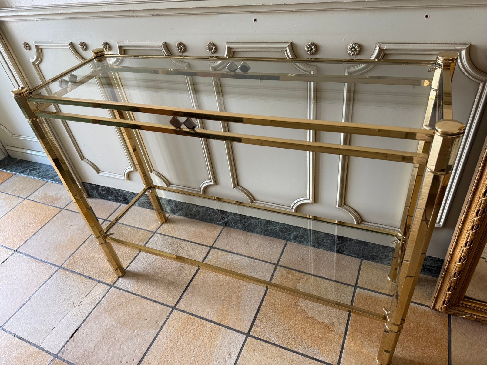 Console vintage en laiton avec étagères en verre, Maison & Meubles, Enlèvement, Comme neuf