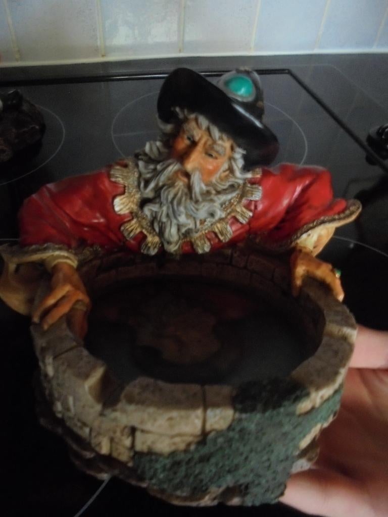 Tovenaarsbeeld met wensput, Ophalen of Verzenden, Zo goed als nieuw, Beeldje of Poppetje
