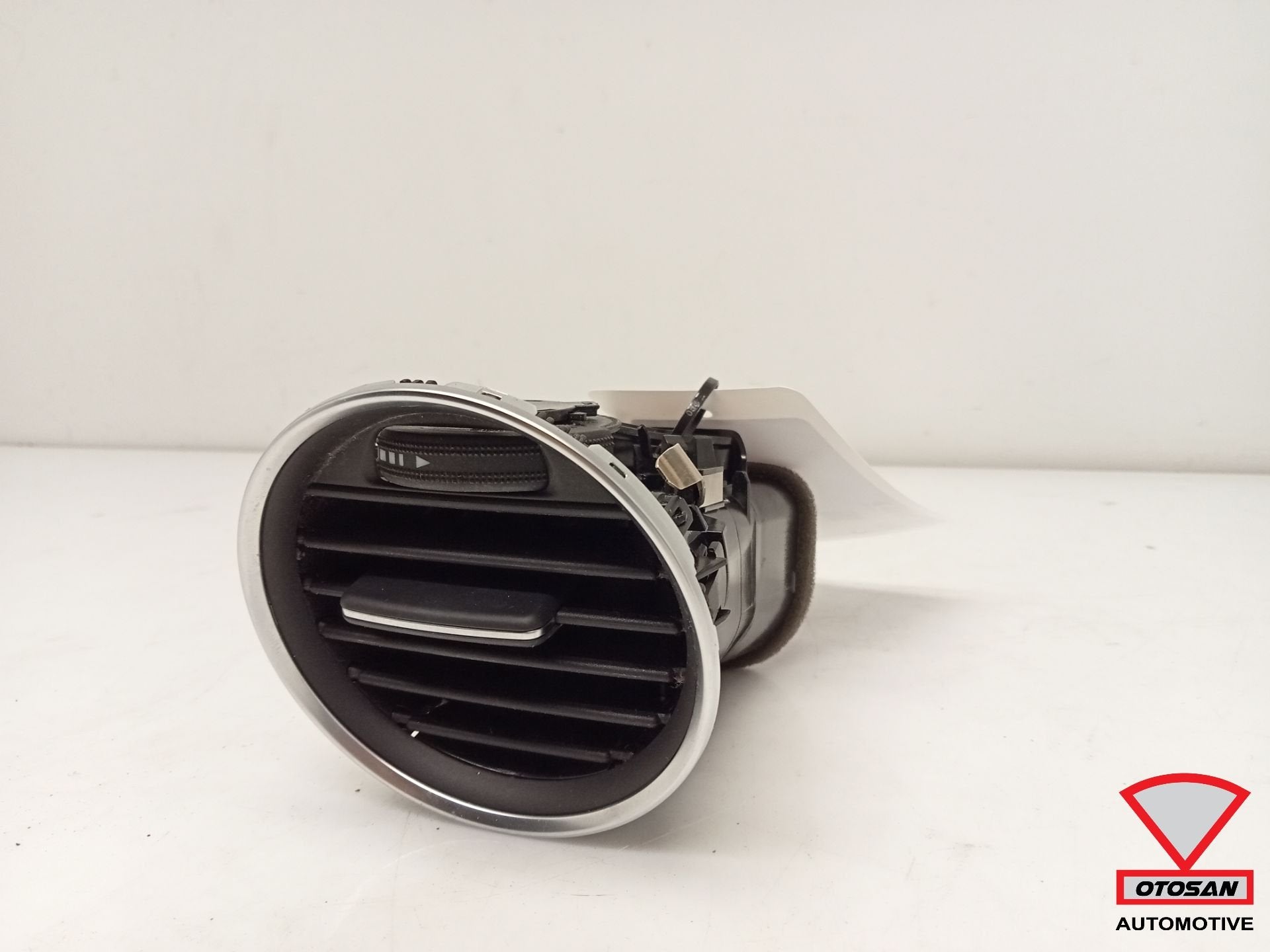 Mercedes C Klasse W204 Luchtrooster Voor Rechts A2048306254, Auto-onderdelen, Gebruikt, Mercedes-Benz AG, Mercedes-Benz, Mercedesstrasse 120
70372  Stuttgart, DE