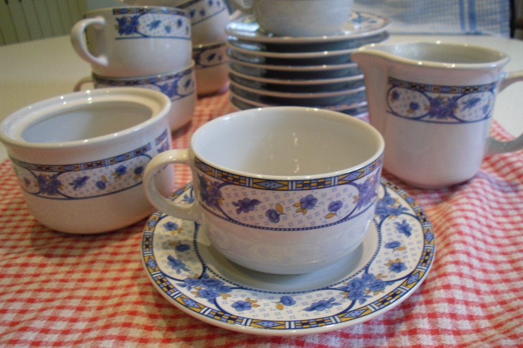 8 tasses à café avec soucoupes. 1 pot à lait. 1 sucrier., Maison & Meubles, Cuisine | Vaisselle, Enlèvement, Tasse(s) et/ou soucoupe(s)