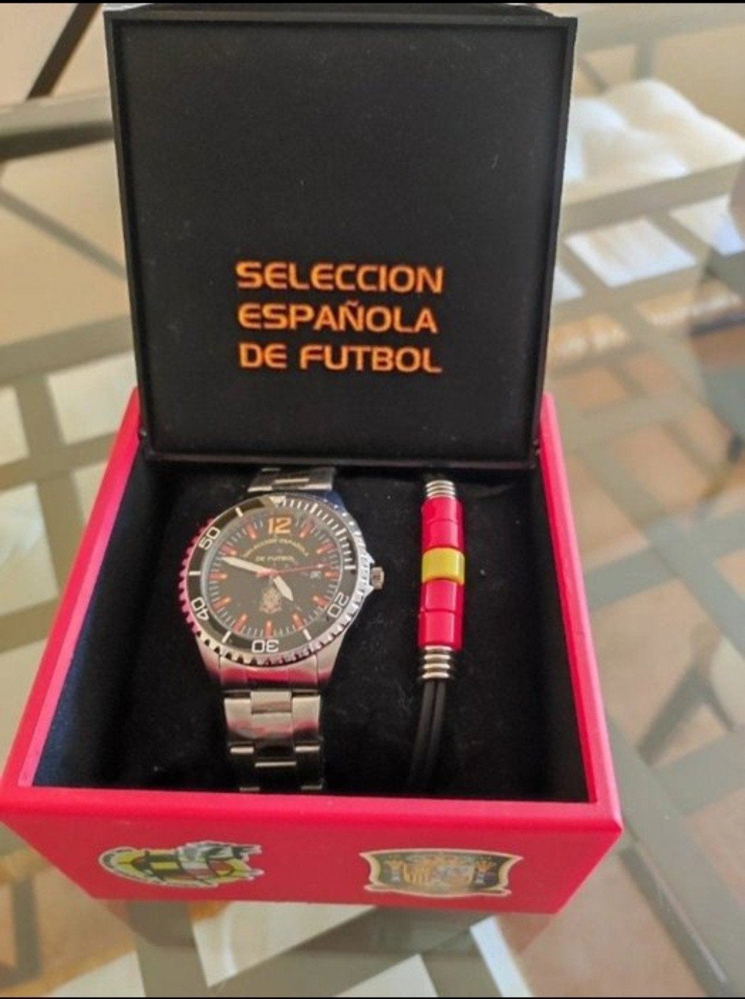 Spaans selectie horloge nieuw, Ophalen