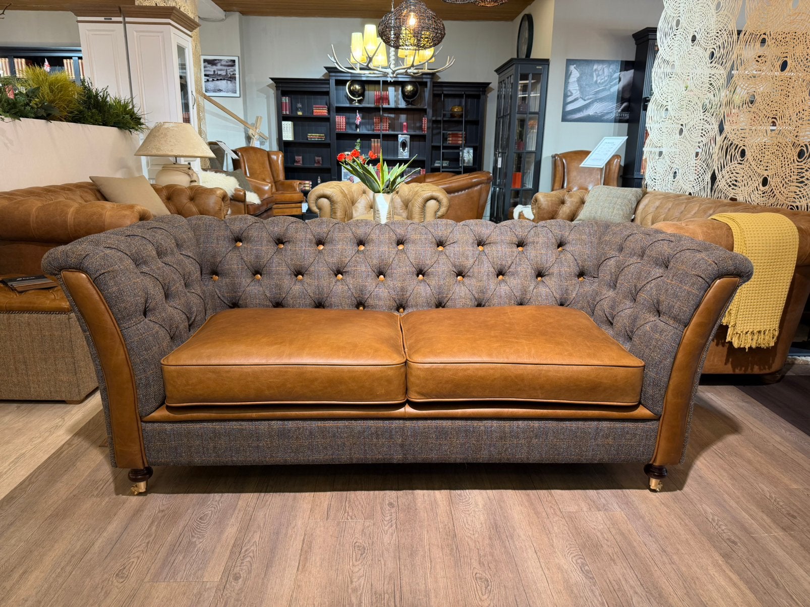 SHOWROOMMODEL BALTIMORE CHESTERFIELD 2,5 ZIT BANK STOF TWEED, Ophalen of Verzenden