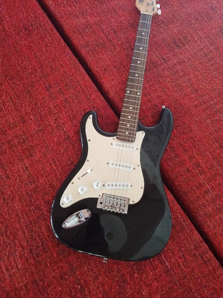 LINKSHANDIGE  Legend (mod. stratocaster) zeer goede staat, Ophalen, Zo goed als nieuw, Solid body, Overige merken