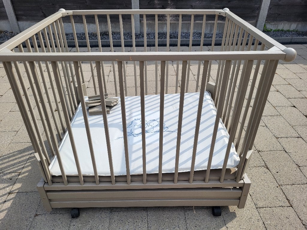 Pericles Kinderbox Taupe - Met matras & wielen, Kinderen en Baby's, Ophalen, Gebruikt, Rechthoekig, In hoogte verstelbaar