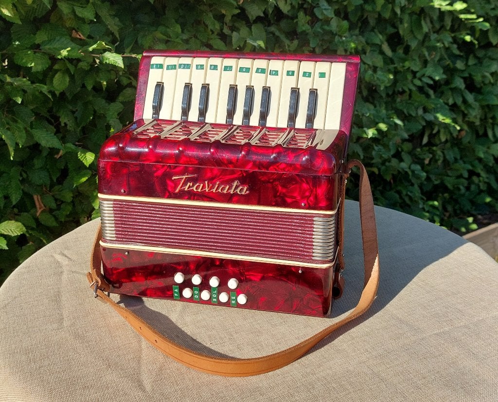 Accordéon Traviata Vintage (années'60) -> étudiant ou junior, Musique & Instruments, Accordéons, Autres marques, Autres formats
