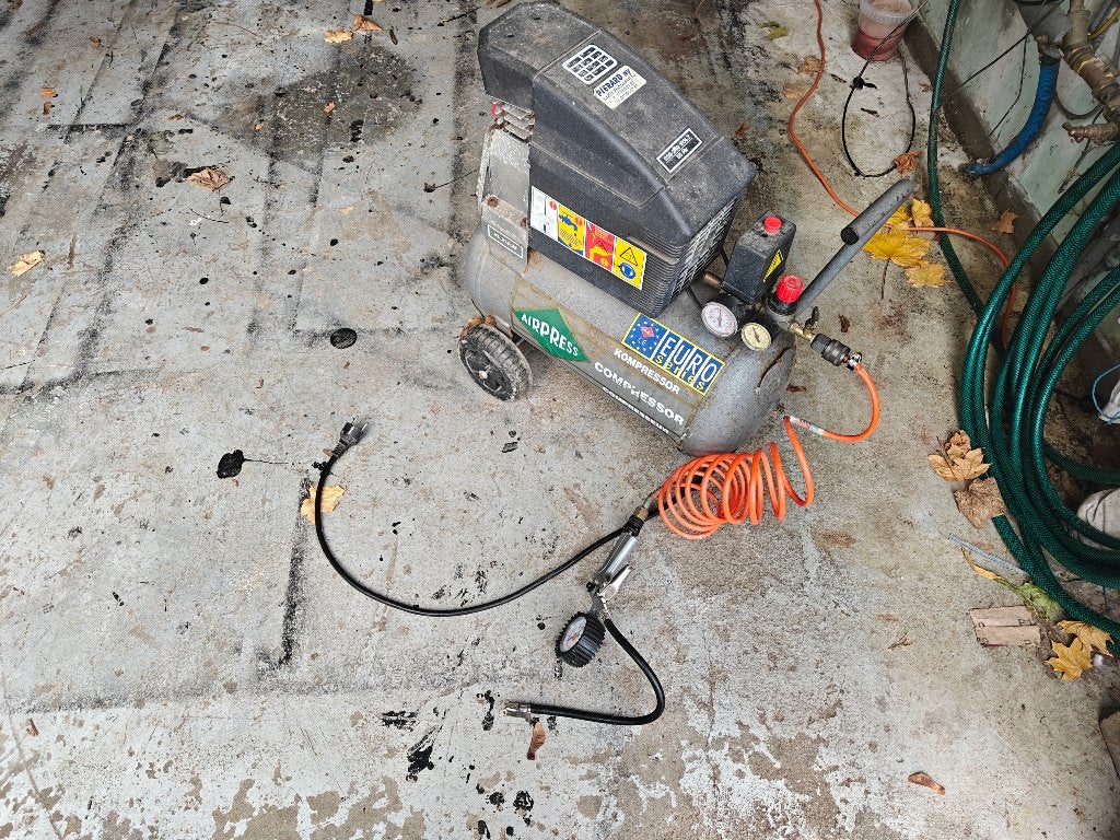 24l compressor merk airpress, Doe-het-zelf en Bouw, Compressors, Ophalen, Gebruikt, 6 tot 10 bar, Minder dan 200 liter/min