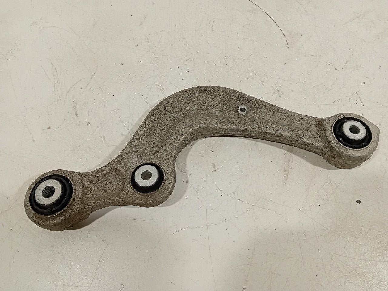 Draagarm links achter boven Volkswagen Touareg, Onderdelen@venauto.nl, Van der Ven Autorecycling B.V., Ettenseweg 76, 4706 PB Roosendaal, The Netherlands
