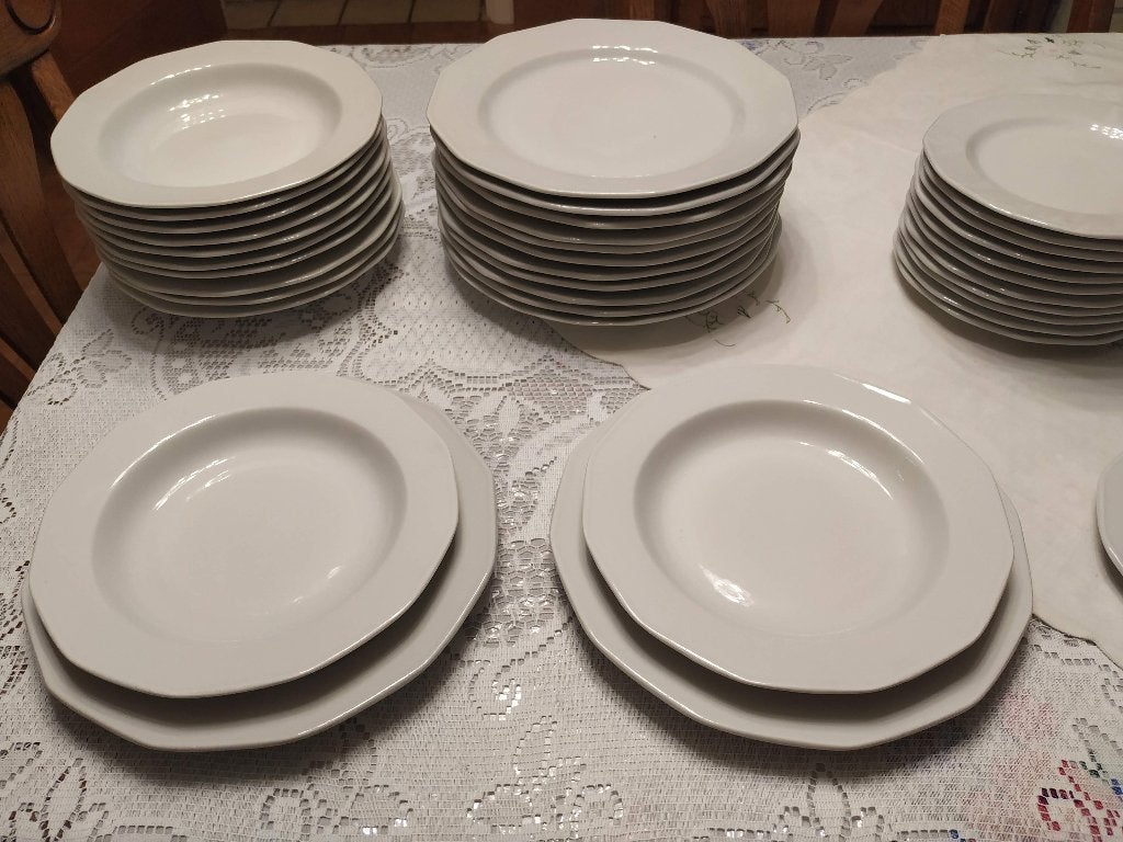 nieuw mooi hoogwaardig porselein wit hoekig Lubiana servies, Huis en Inrichting, Ophalen, Nieuw, Porselein, Bord(en)