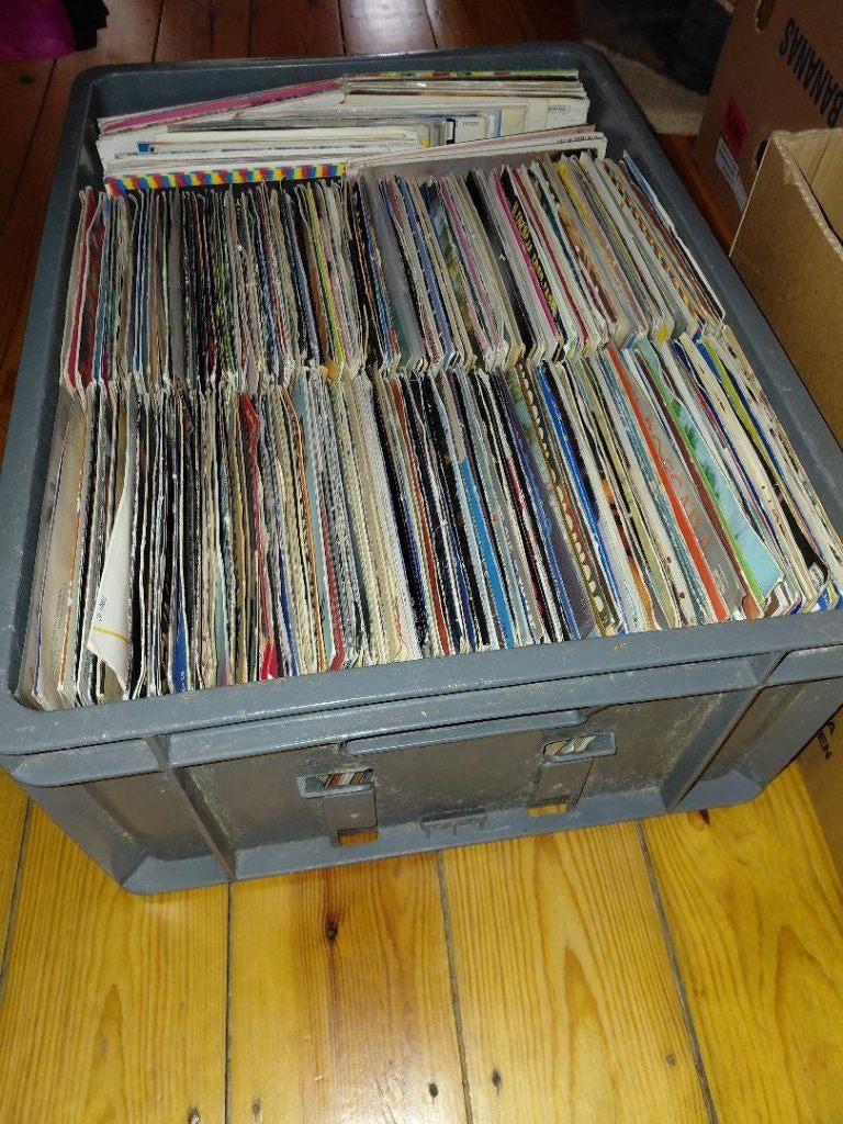 LOT 300 x 7" VINYL SINGLE, Enlèvement, Du modernisme à nos jours, Utilisé