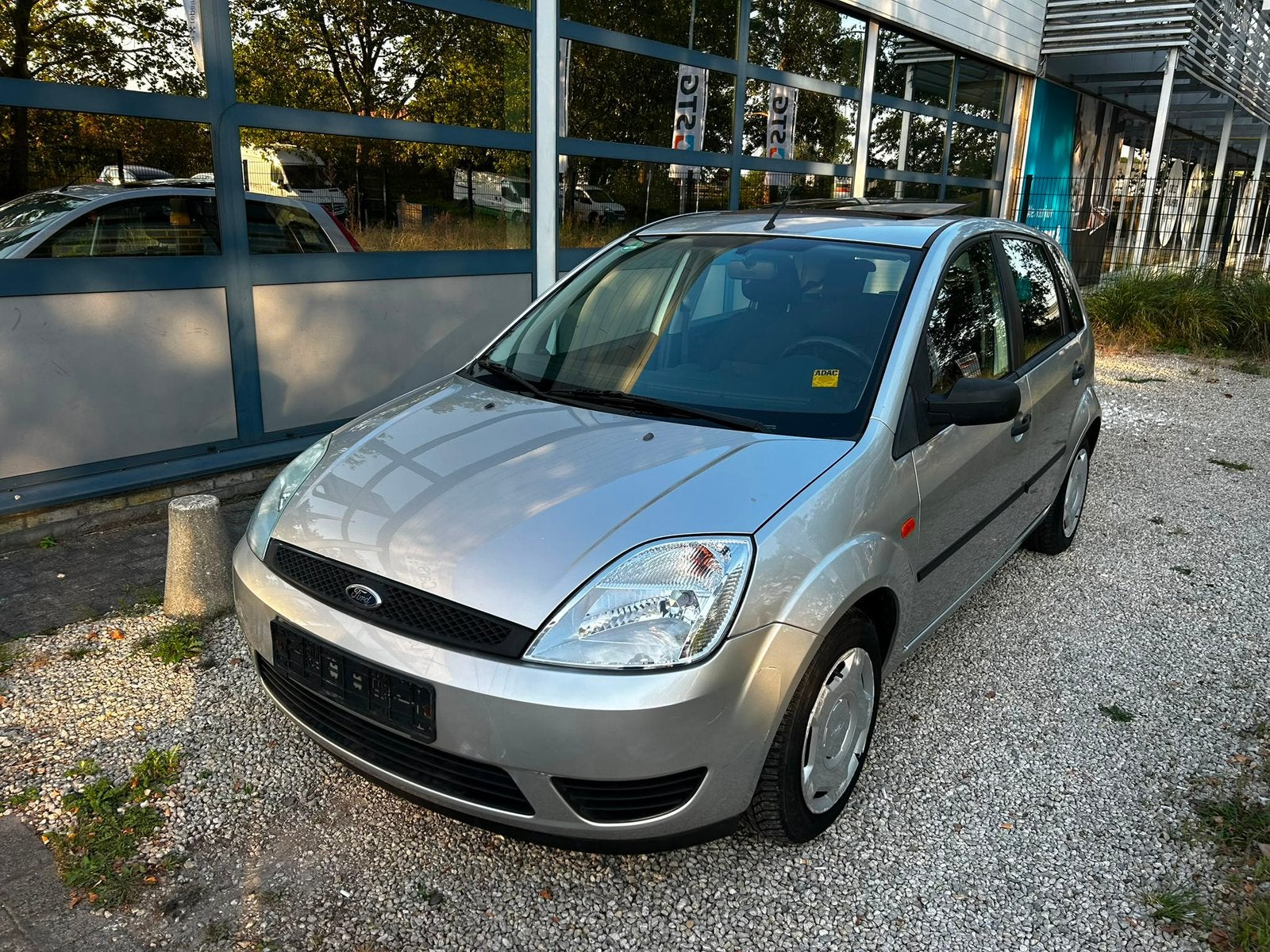 Ford fiesta benzine met keuring verkoop, Auto's, Voorwielaandrijving, 4 deurs, Stof, Zwart