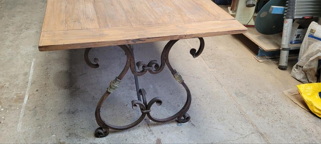 Tafel met smeedwerk onderstel, Enlèvement