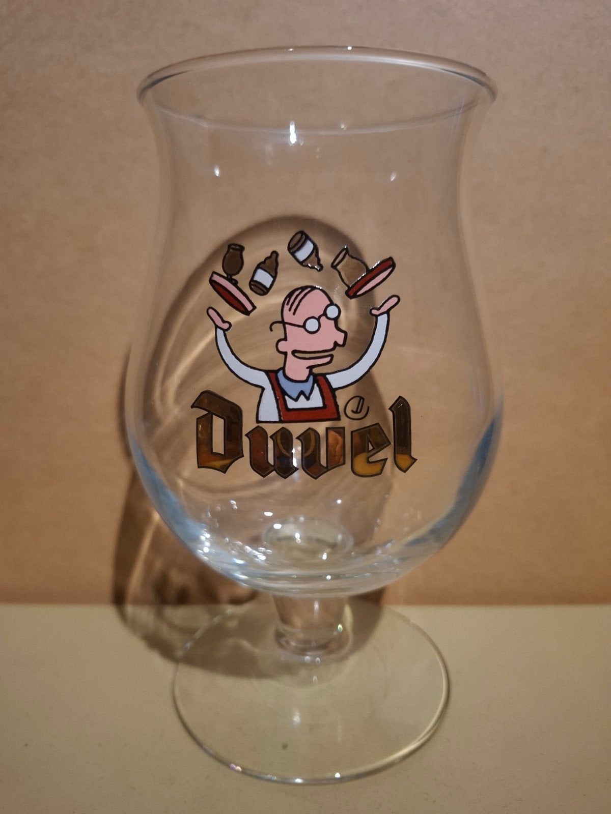 Serveur néerlandais avec jonglerie en verre Duvel, Enlèvement ou Envoi, Duvel