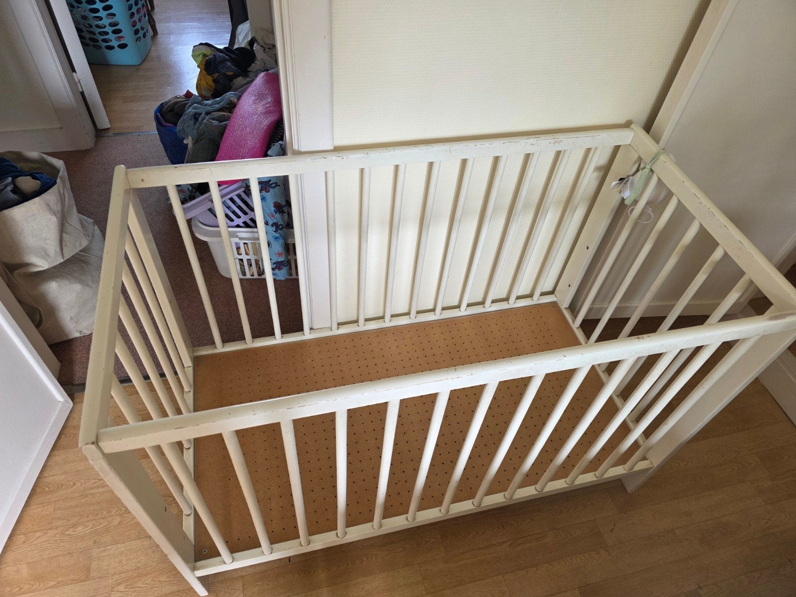 Prise en charge gratuite : lit bébé (bois blanc), Enlèvement