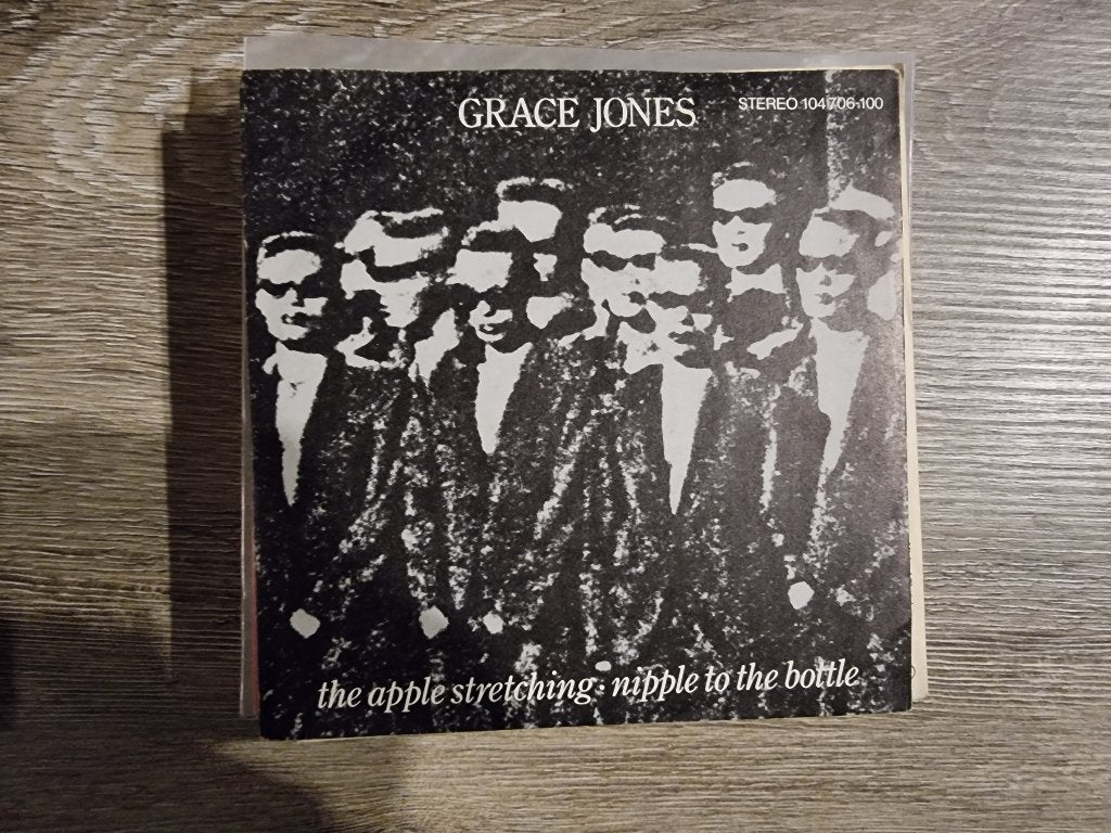 7" Grace Jones – Nipple To The Bottle / The Apple Stretching, Ophalen of Verzenden, Gebruikt, 7 inch, Dance en House
