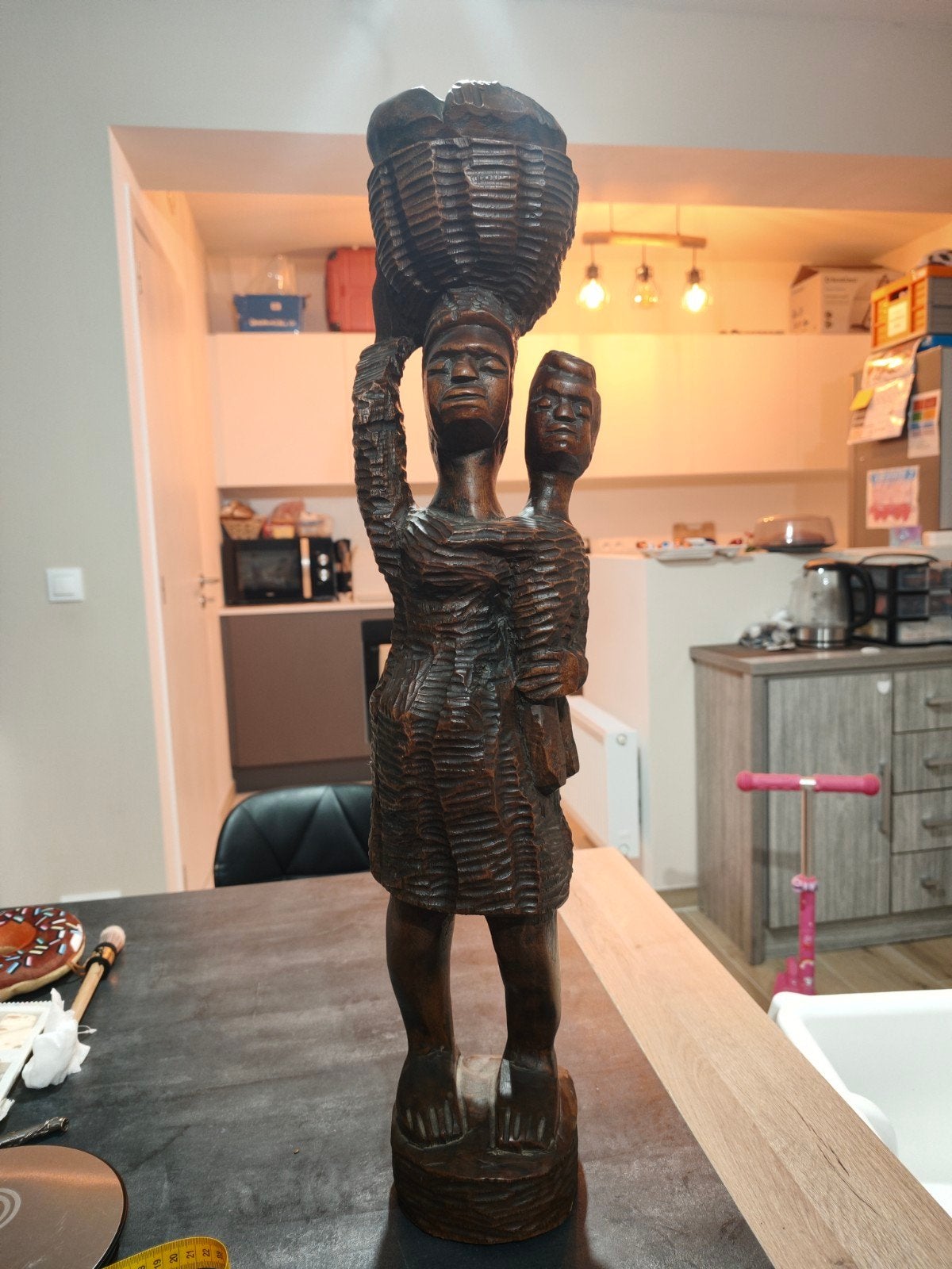 Grande statue africaine en bois sculpté, Antiquités & Art, Bois, 50 - 100 cm, Enlèvement, Scène