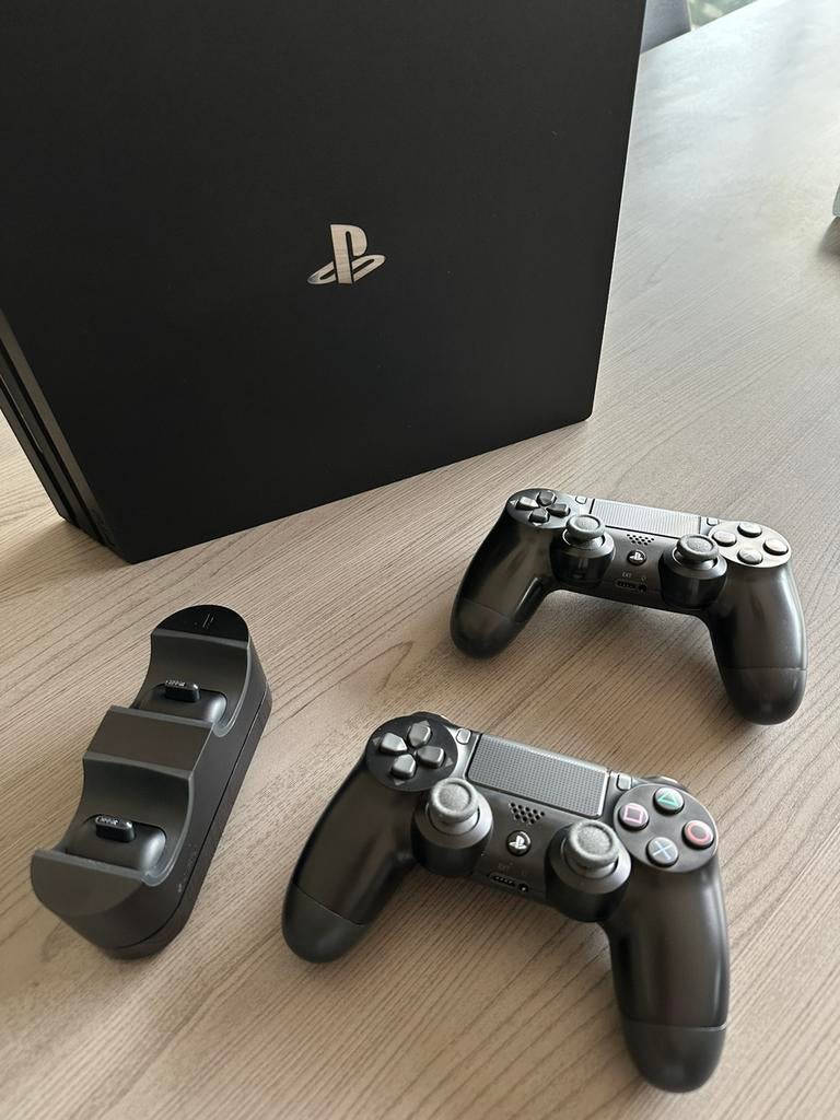 PS4 Pro révisée + 2 Manettes et chargeur, Comme neuf, Enlèvement, 1 TB, Pro