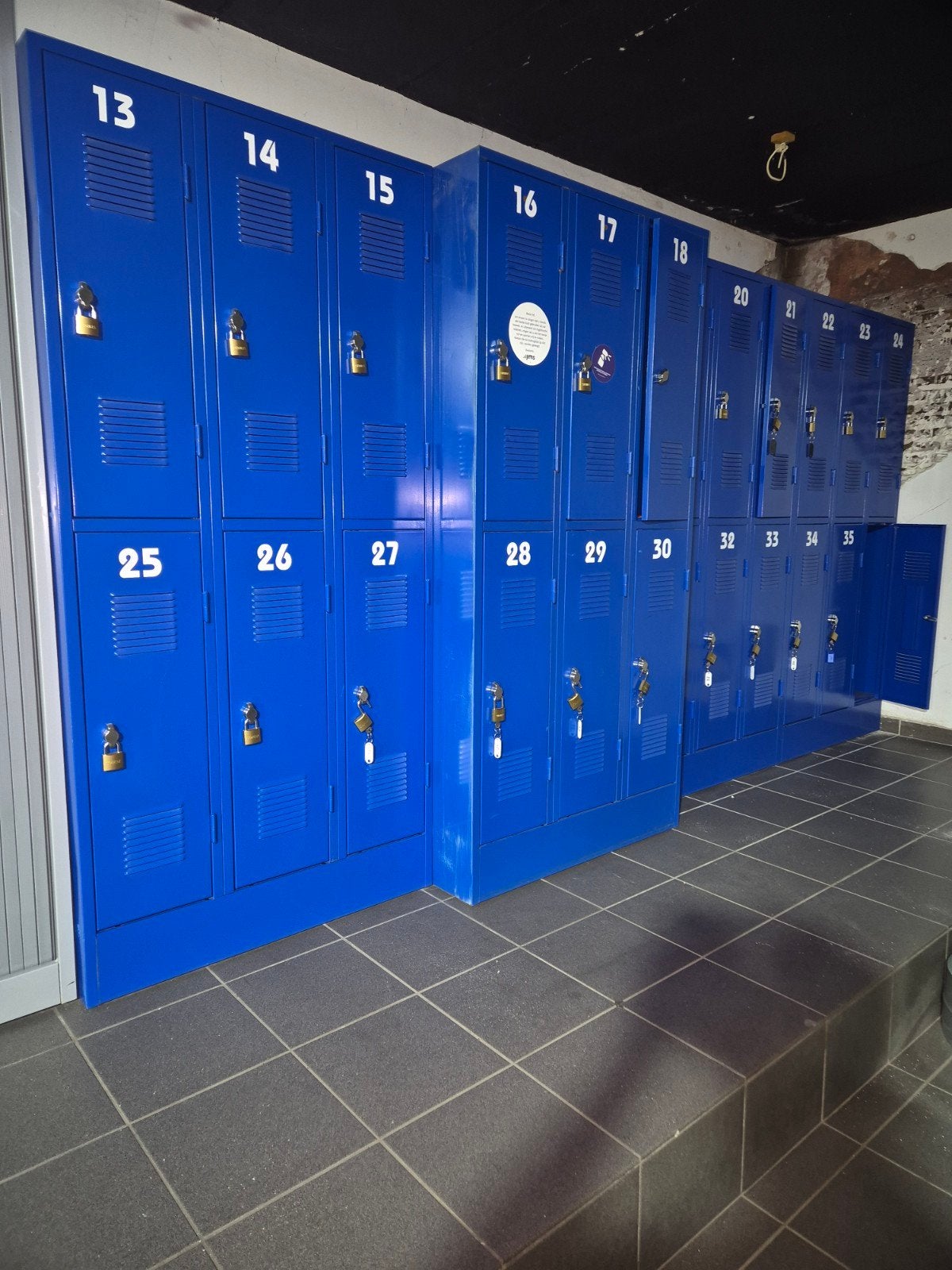 Locker kasten, Enlèvement