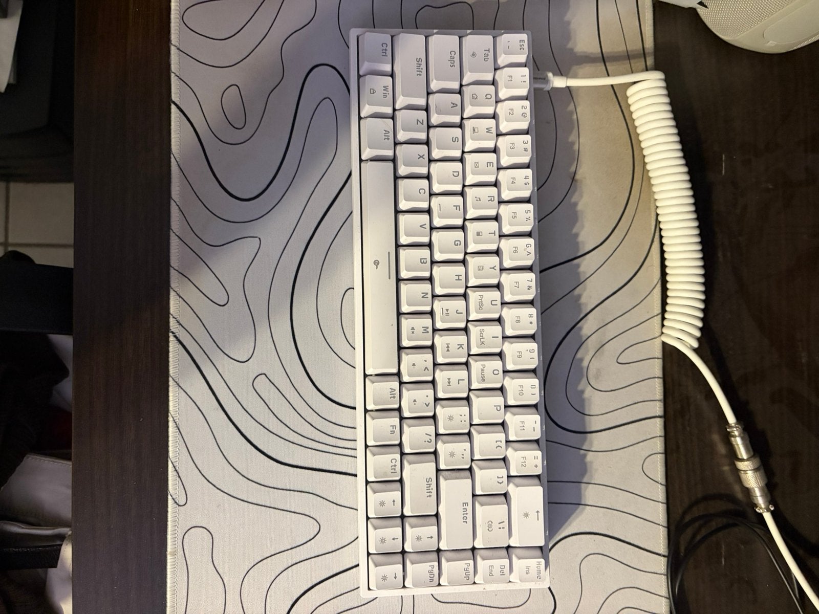 Compact mechanisch gaming toetsenbord – wit en spiraalkabel, Informatique & Logiciels, Claviers, Enlèvement, Qwerty, Comme neuf
