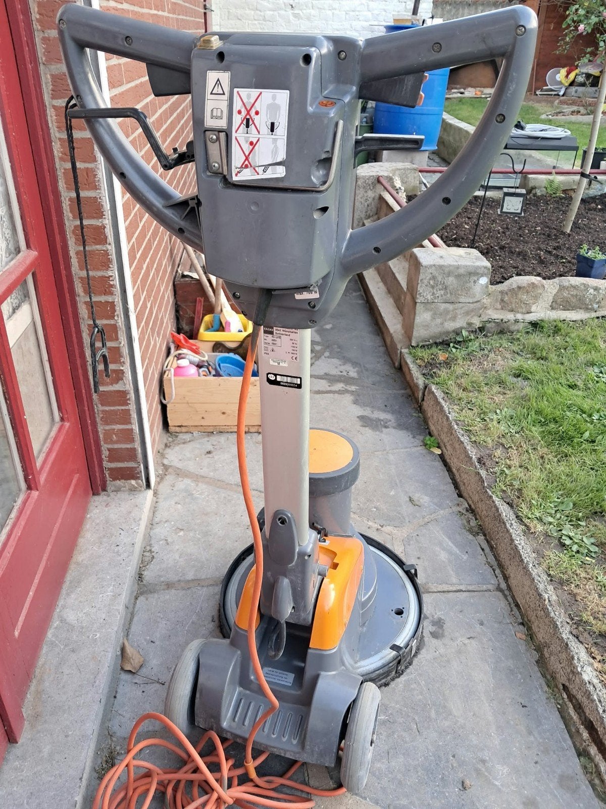 monobrosse taski, Enlèvement