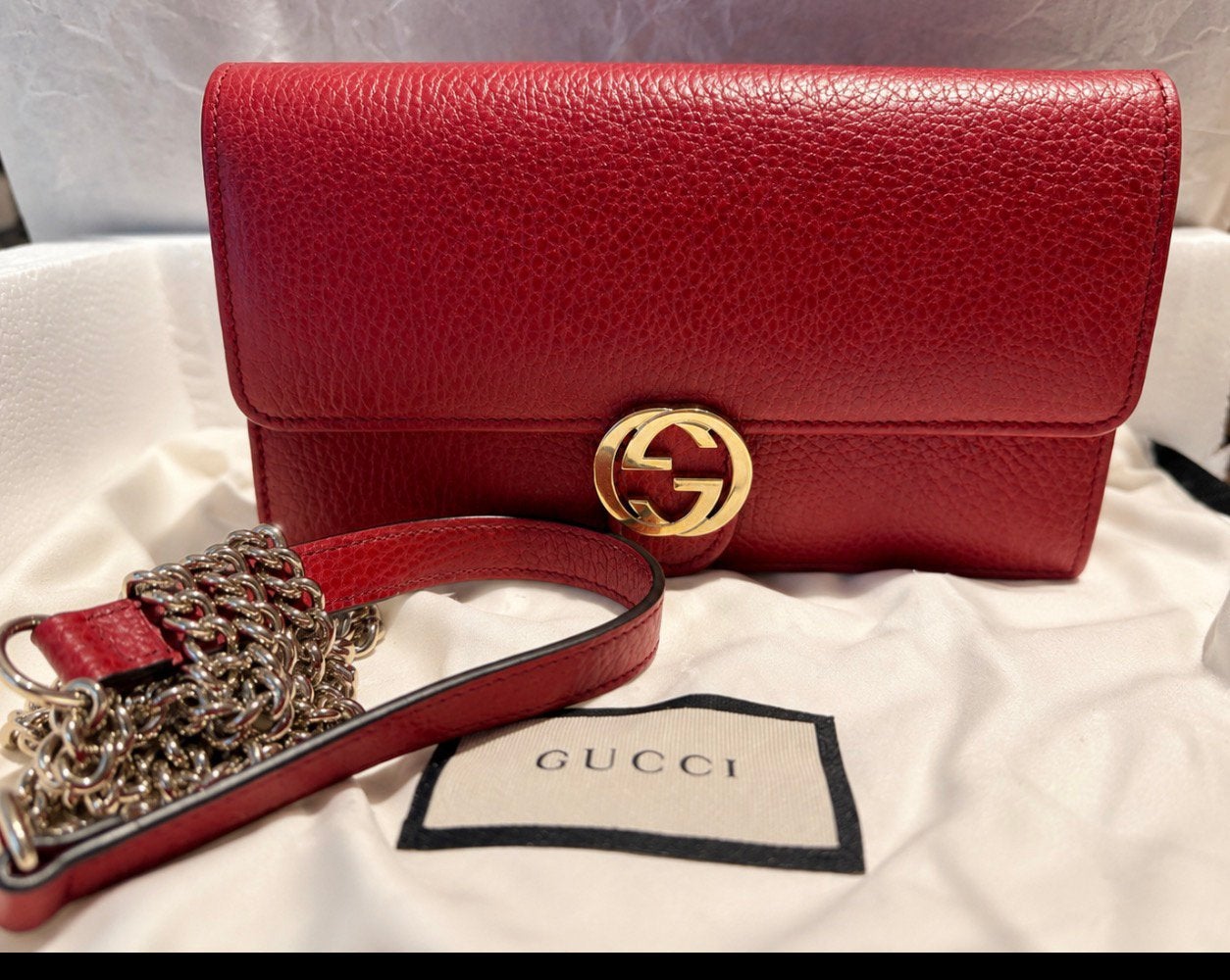 Gucci Interlocking G Chain Wallet handtas rood, Handtassen en Accessoires, Tassen | Damestassen, Zo goed als nieuw, Handtas, Rood