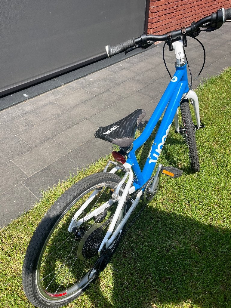 Woom 4 kinderfiets 20” blauw, 20 inch of meer, Velgrem, Zo goed als nieuw, Ophalen