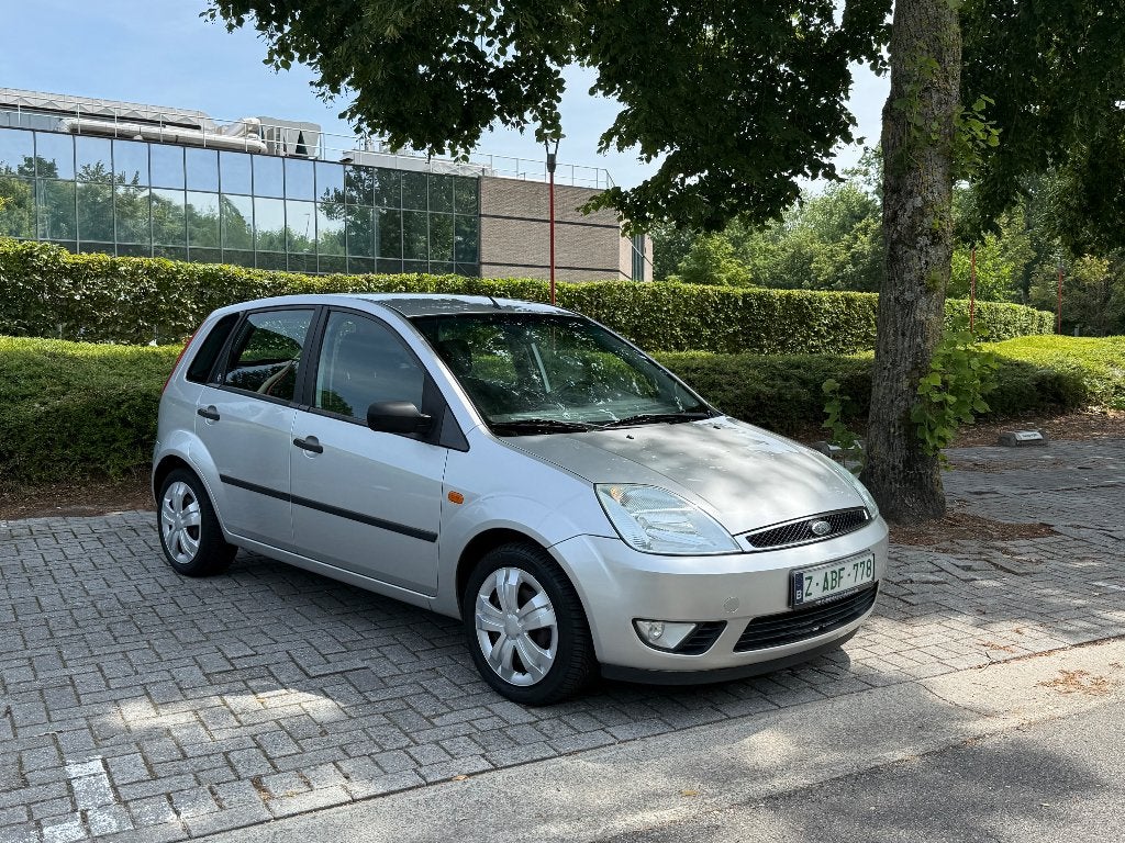 Ford Fiesta 1.6i *GEKEURD* *AUTOMAAT*, Auto's, Stof, Zwart, 4 cilinders, Electronic Stability Program (ESP)