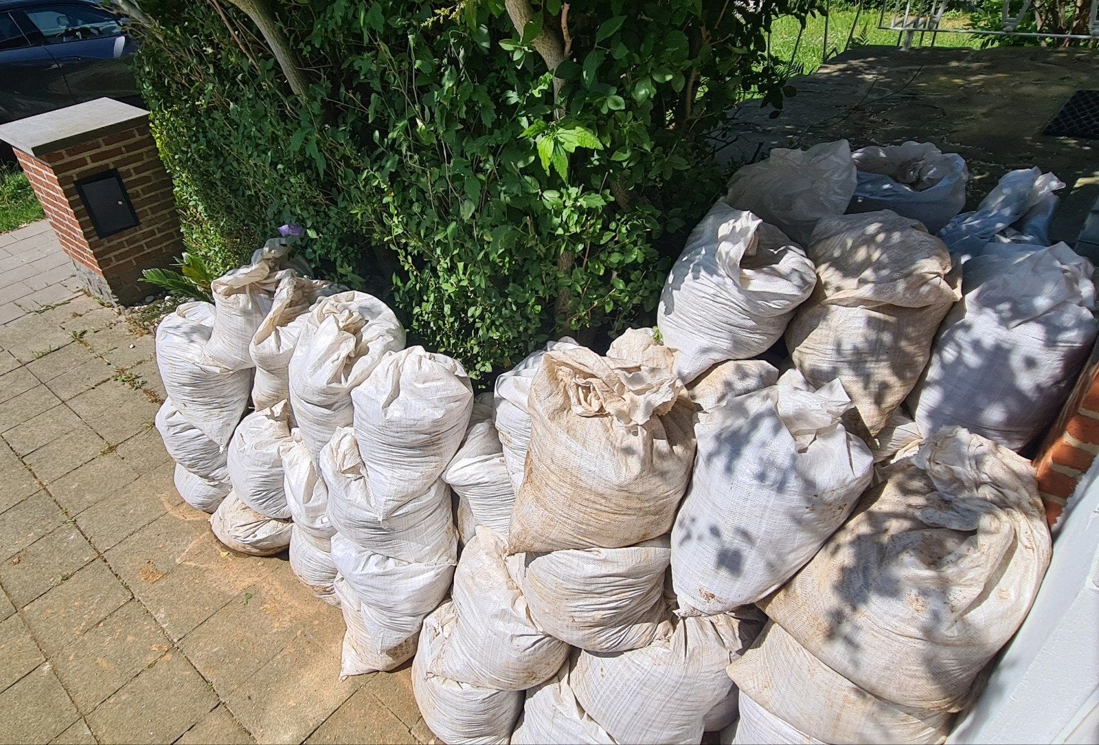Donne terre végétale propre en sac 25-30kg, accès facile, Enlèvement