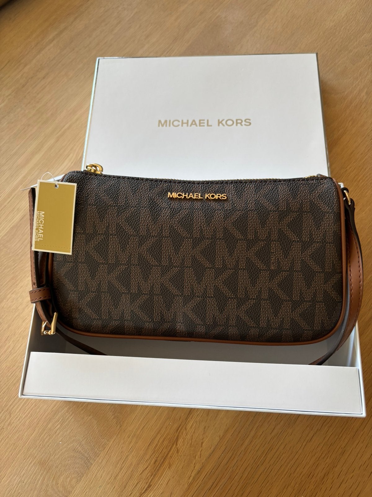 Michael Kors Jet Set MD Pochette – Nieuw met doos, Handtassen en Accessoires, Ophalen, Nieuw, Bruin, Schoudertasje