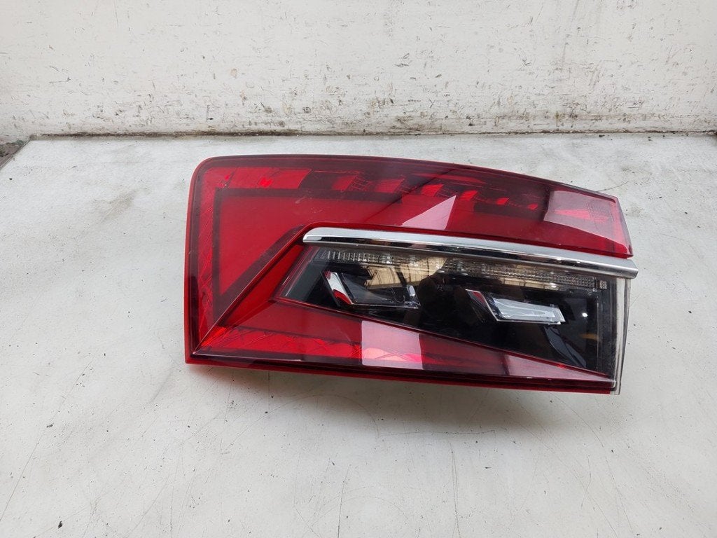 ACHTERLICHT LINKS Skoda Superb Combi (3V5) (|3V9945207C|), Gebruikt, Info@skoda-auto.de, Skoda, Max-Planck-Straße  3-5
64331  Weiterstadt, DE