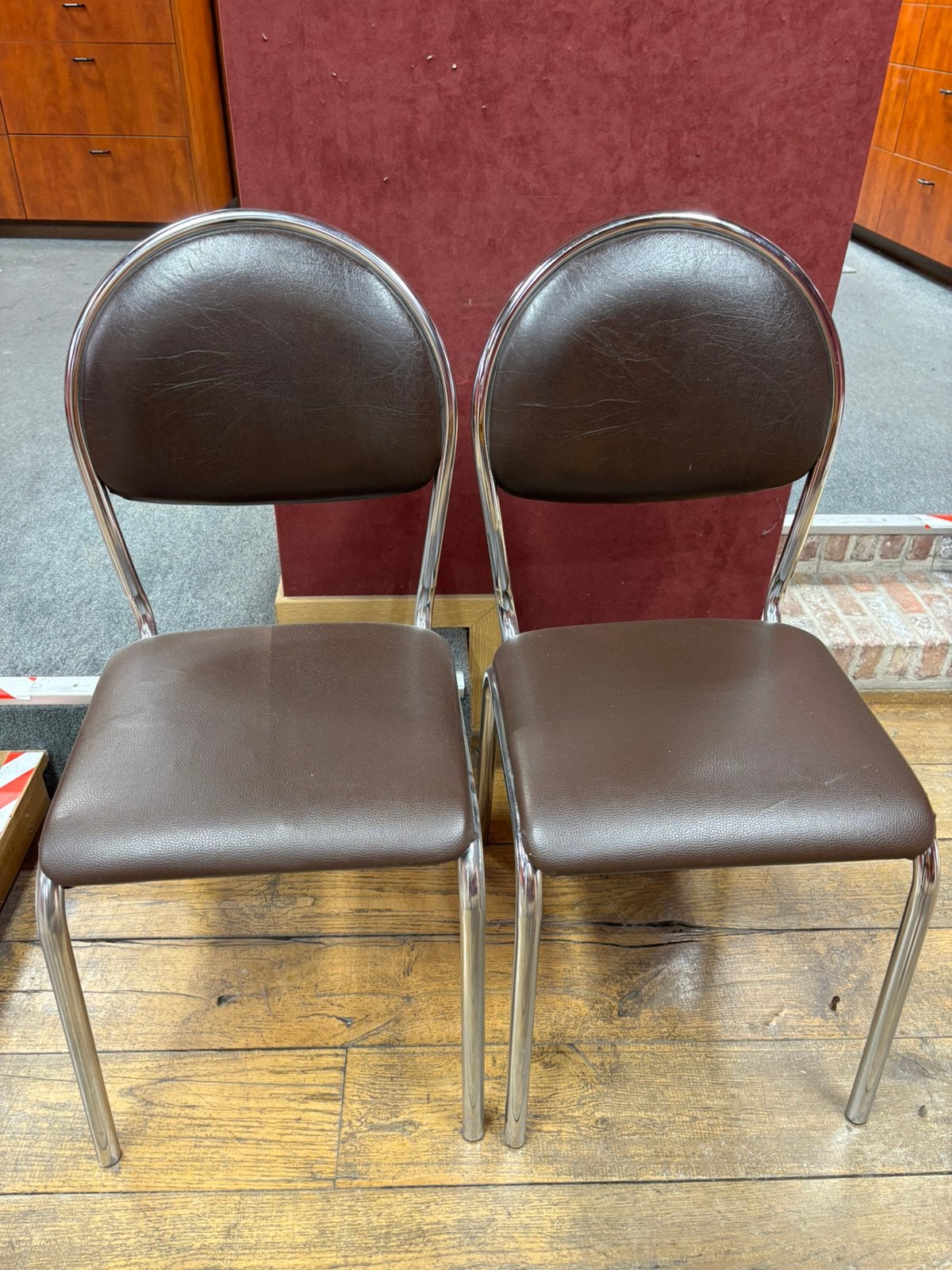 Paar donkerbruine kunstleren stoelen, Ophalen, Bruin, Zo goed als nieuw, Metaal