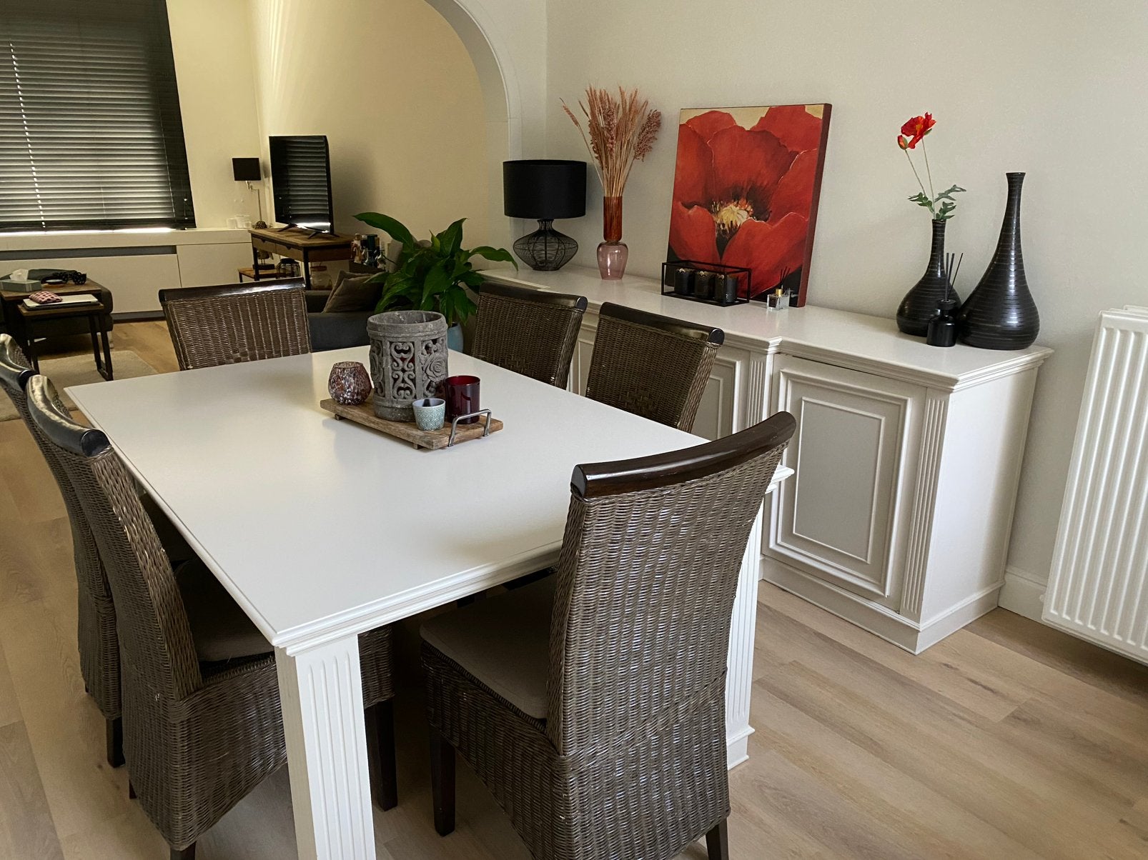 Eetkamerset: witte tafel en commode, 6 rotan stoelen, Ophalen, Gebruikt
