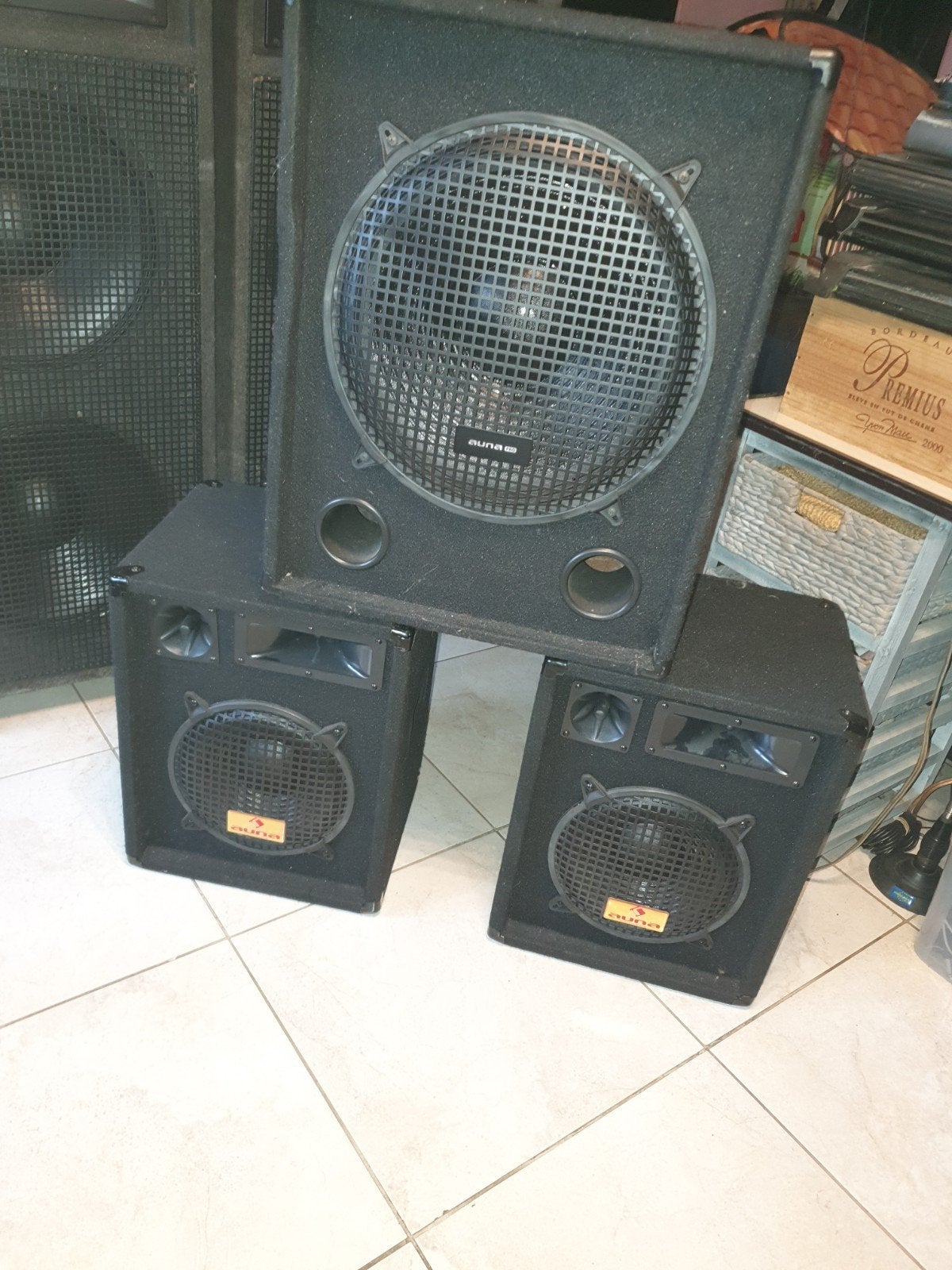 Plusieurs paires de baffles de sono, Enlèvement