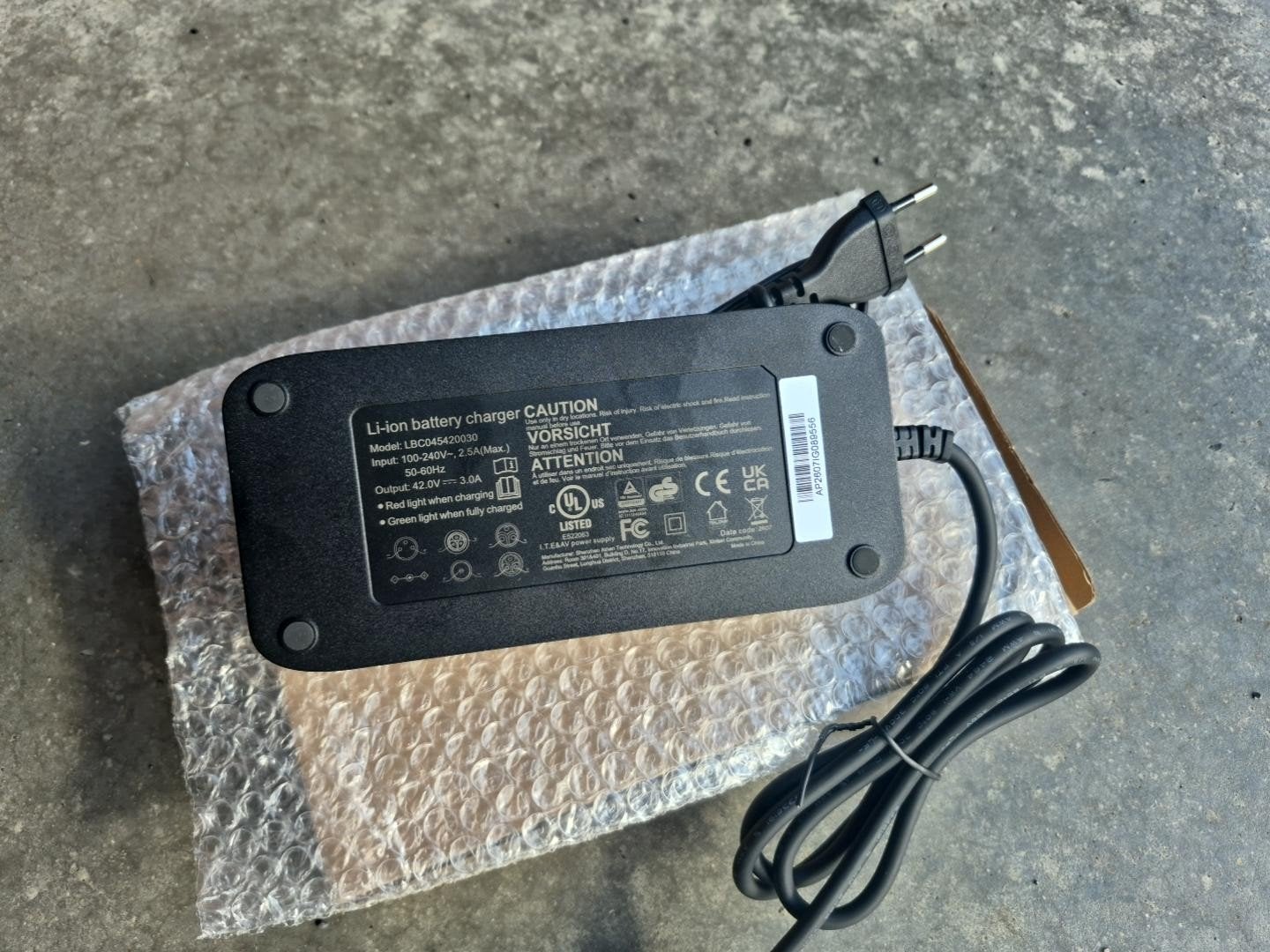 Nieuwe e-bike oplader 42V 3A – 3-polige stekker – ongebruikt, Fietsen en Brommers, Ophalen